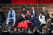 「たたいてかぶってジャンケンポン」に挑戦する板垣瑞生と長谷川慎。