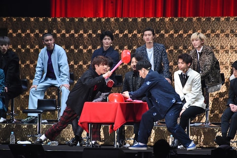 “たたいてかぶってじゃんけんぽん対決”の様子。