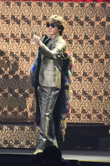 シャンパン風の飲み物を飲んで「ジンジャーエールです」と言うDAIGO。