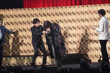 咳き込むDAIGOに駆け寄る白濱亜嵐。