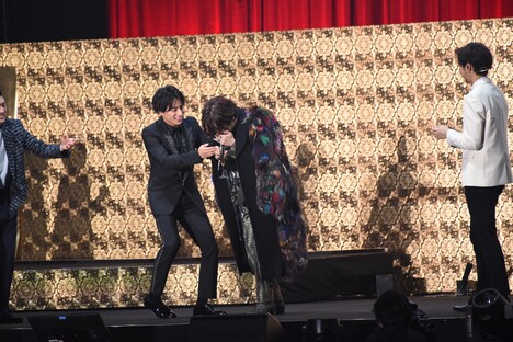 咳き込むDAIGOに駆け寄る白濱亜嵐。