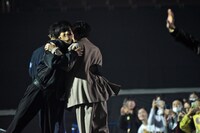 抱き合う川村壱馬と吉野北人。