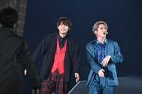 左から板垣瑞生、前田公輝。