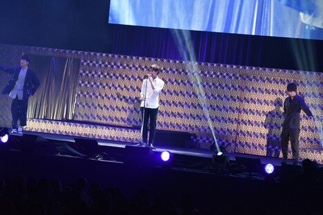 左から長谷川慎、片寄涼太、藤原樹。