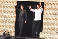 左から白濱亜嵐、片寄涼太。