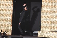 去っていく白濱亜嵐。