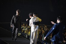 川村壱馬（中央奥）と吉野北人（中央手前）。