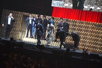 貴族風にお辞儀するTHE RAMPAGE from EXILE TRIBEの4人。