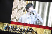 片寄涼太に指名され、水を飲む吉野北人。