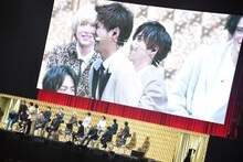 片寄涼太（左）を抱きしめる吉野北人（右）。