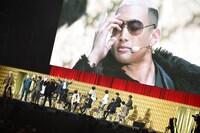 もったいぶってサングラスを外す関口メンディー。