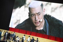 もったいぶってサングラスを外した関口メンディー。