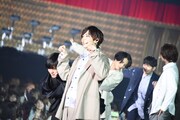 “ジュリアンさんが転んだ”中、動いてしまって「にゃんにゃん」とごまかす吉野北人(手前)。