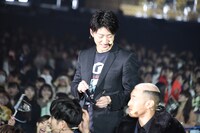 “ジュリアンさんが転んだ”中の佐野玲於。