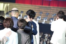 関口メンディーのサングラスとコートを借りる長谷川慎（中央）。