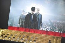 関口メンディーのサングラスとコートを借りた長谷川慎。