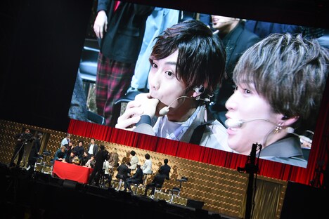 “フルーツ盛り・もぐもぐバトル”中、藤原樹(右)の指まで食べた吉野北人(左)。