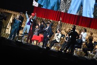 “たたいてかぶってじゃんけんぽん対決”の様子。