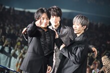 カメラを見つけた白濱亜嵐（左）。