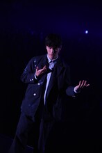 「Possible」でダンスを披露する長谷川慎。