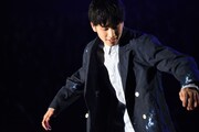「Possible」でダンスを披露する長谷川慎。