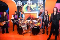 マダム・タッソー東京に展示されている、X JAPANのフィギュア。