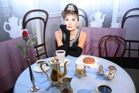 マダム・タッソー東京に展示されている、オードリー・ヘプバーンのフィギュア。