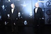 マダム・タッソー東京に展示されている、レオナルド・ディカプリオのフィギュア（左）とブラッド・ピットのフィギュア（右）。