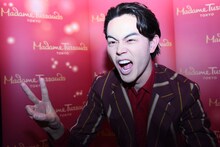 マダム・タッソー東京に常設される菅田将暉の等身大フィギュア。