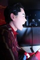 横から見た菅田将暉のフィギュア。