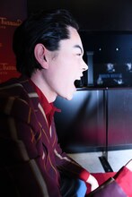 横から見た菅田将暉のフィギュア。