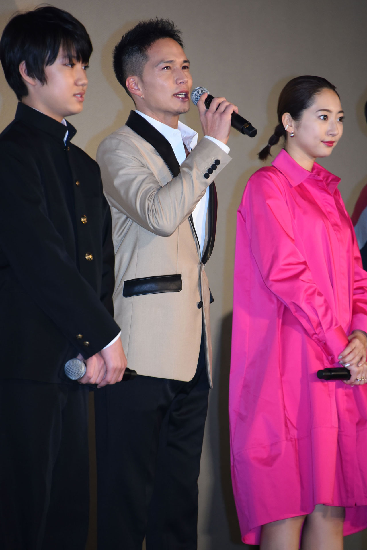左から佐藤大志、市原隼人、武田玲奈。