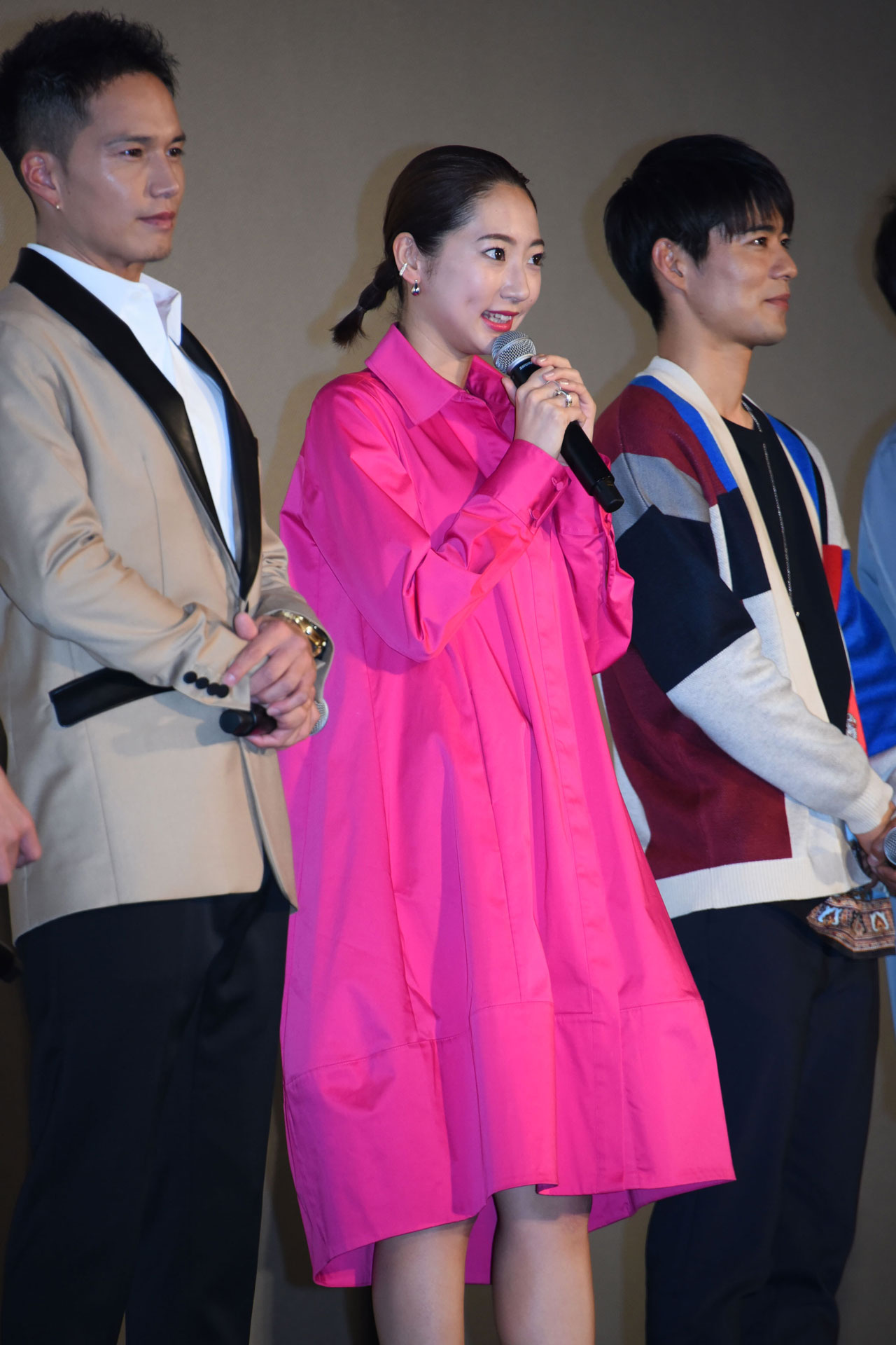 左から市原隼人、武田玲奈、辻本達規。