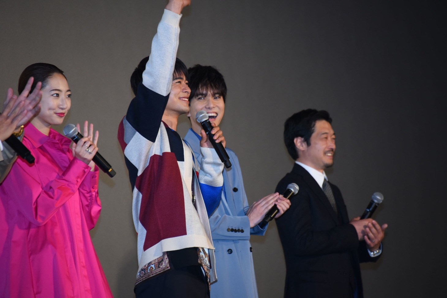 辻本達規（中央左）が会場を盛り上げる様子。