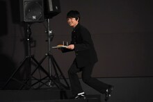 佐藤大志がチョコレートコッペパンを持って登場する様子。