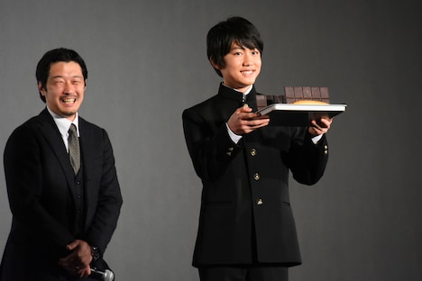佐藤大志がチョコレートコッペパンを持って登場する様子。