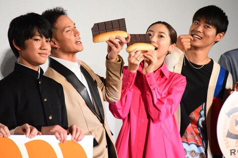 左から佐藤大志、パンを食べるふりをする市原隼人と武田玲奈、対抗してホイッスルをくわえる辻本達規。