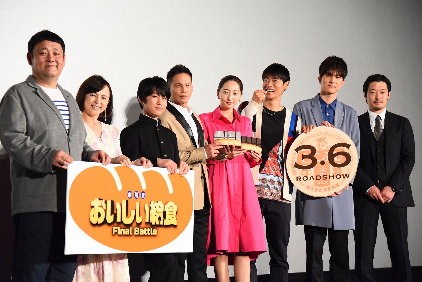 「劇場版 おいしい給食 Final Battle」完成披露試写会にて、左からドロンズ石本、いとうまい子、佐藤大志、市原隼人、武田玲奈、辻本達規、水野勝、綾部真弥。