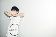 en.365°のTシャツを着た梶裕貴。
