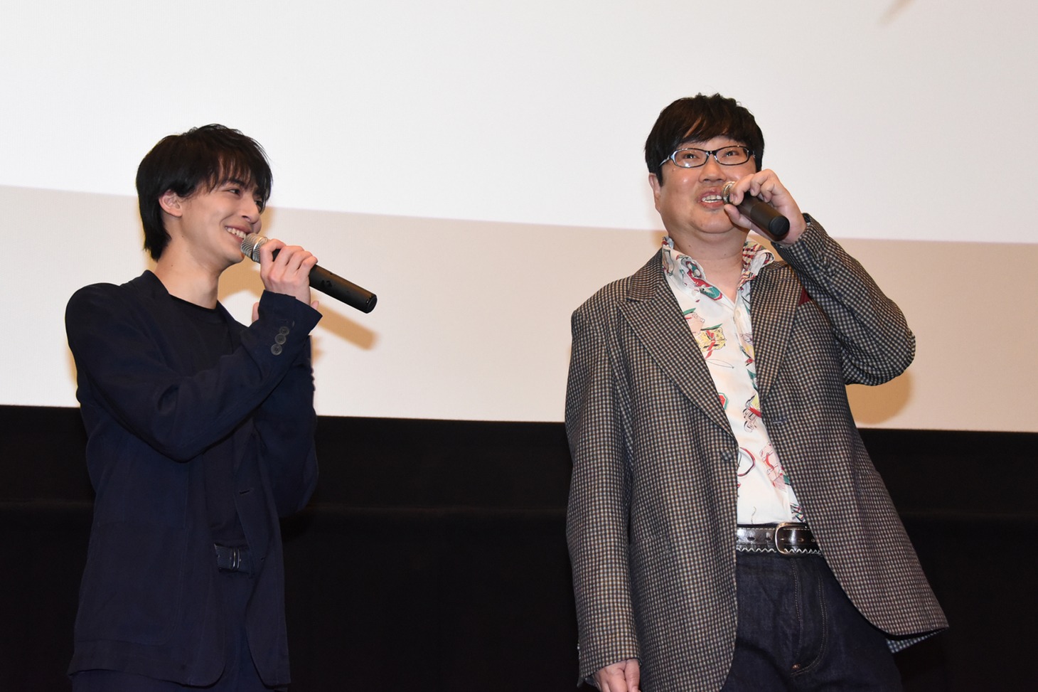 六角精児（右）に憧れのまなざしを送る高杉真宙（左）。