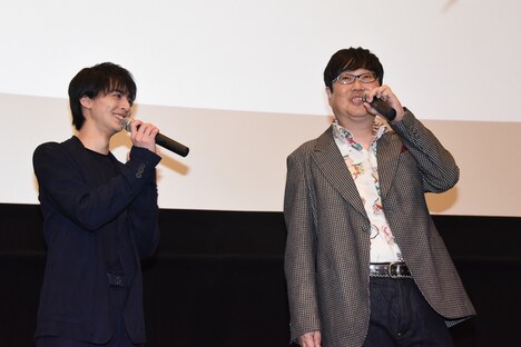 六角精児(右)に憧れのまなざしを送る高杉真宙(左)。