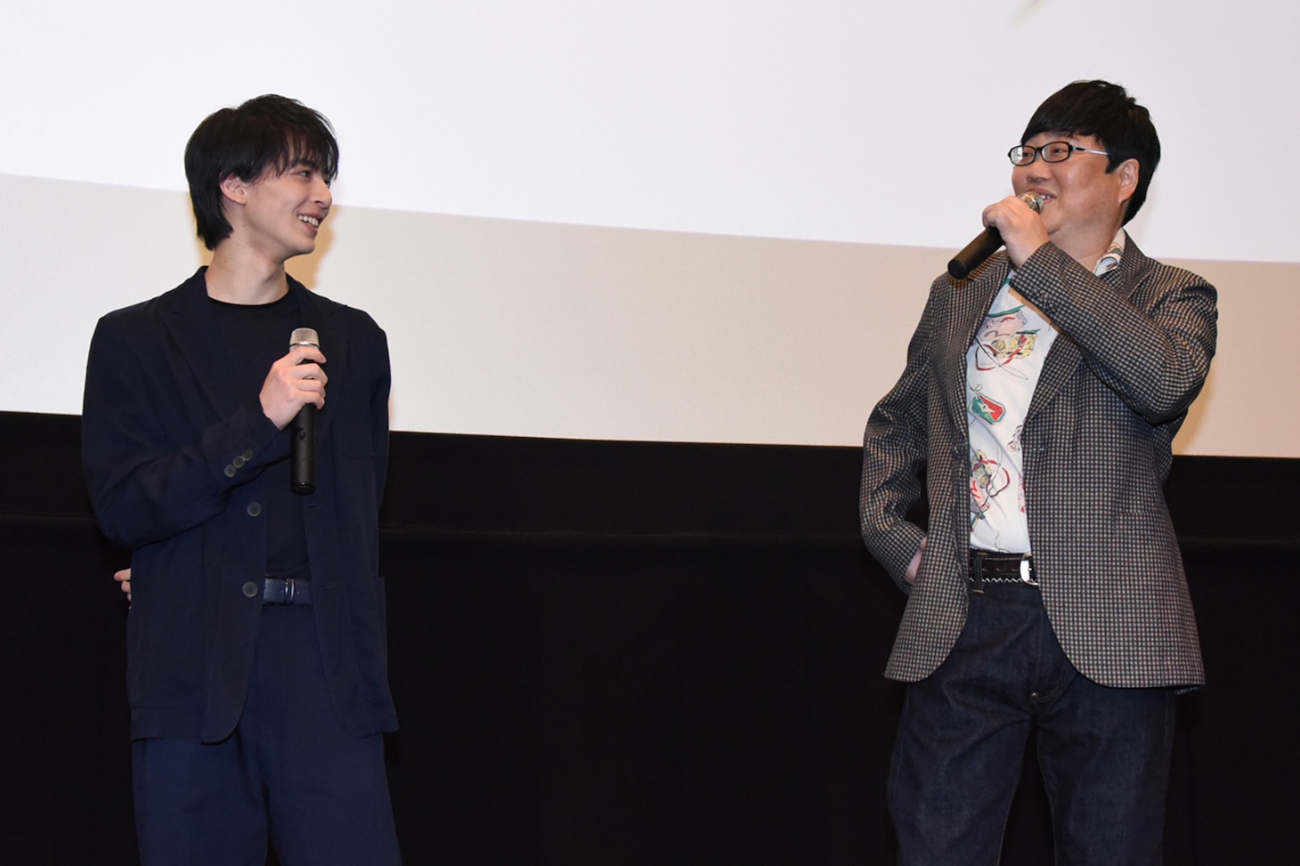 左から高杉真宙、六角精児。