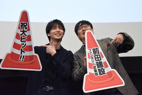 左から高杉真宙、六角精児。