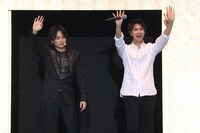 左から白濱亜嵐、片寄涼太。