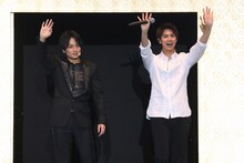 左から白濱亜嵐、片寄涼太。