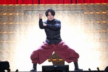 SHAKAを披露する白濱亜嵐。