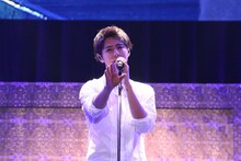 「Possible」を歌う片寄涼太。