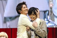 吉野北人を抱きしめる片寄涼太。