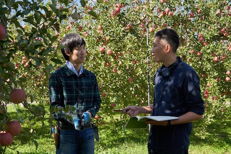 「実りゆく」撮影中の様子。左が主演のまんじゅう大帝国・竹内、右が八木順一朗監督。