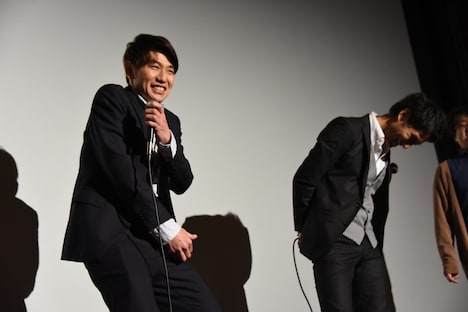 前貼りが剥がれそうになったときの様子を再現する渡邊将（左）。